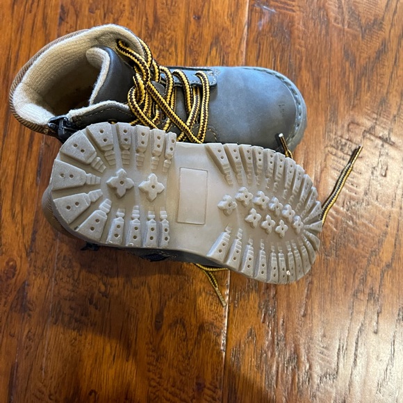 Toddler boots. - Picture 3 of 4